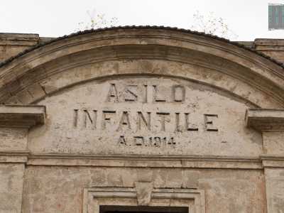 In cima alla sua facciata � inciso l'anno in cui fu eretto...